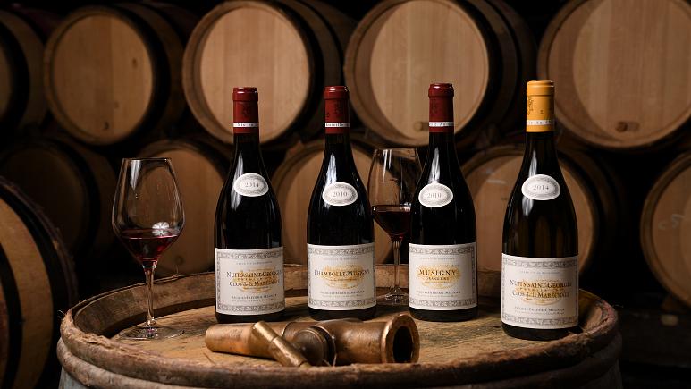 صانعو النبيذ الفرنسي يحوّلون الخمر إلى مطهّر لليدين