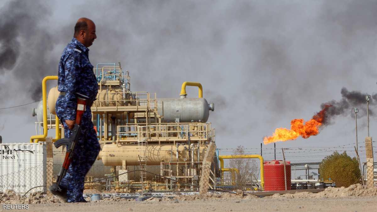 أسعار النفط تتراجع مع تضخم مرتقب في المخزون