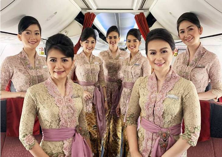 شركة طيران تطلب من مضيفاتها نزع الكمامات