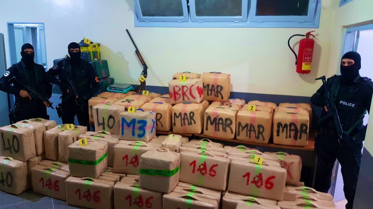 العيون: توقيف 14 شخصا وحجز 5,8 أطنان من الحشيش