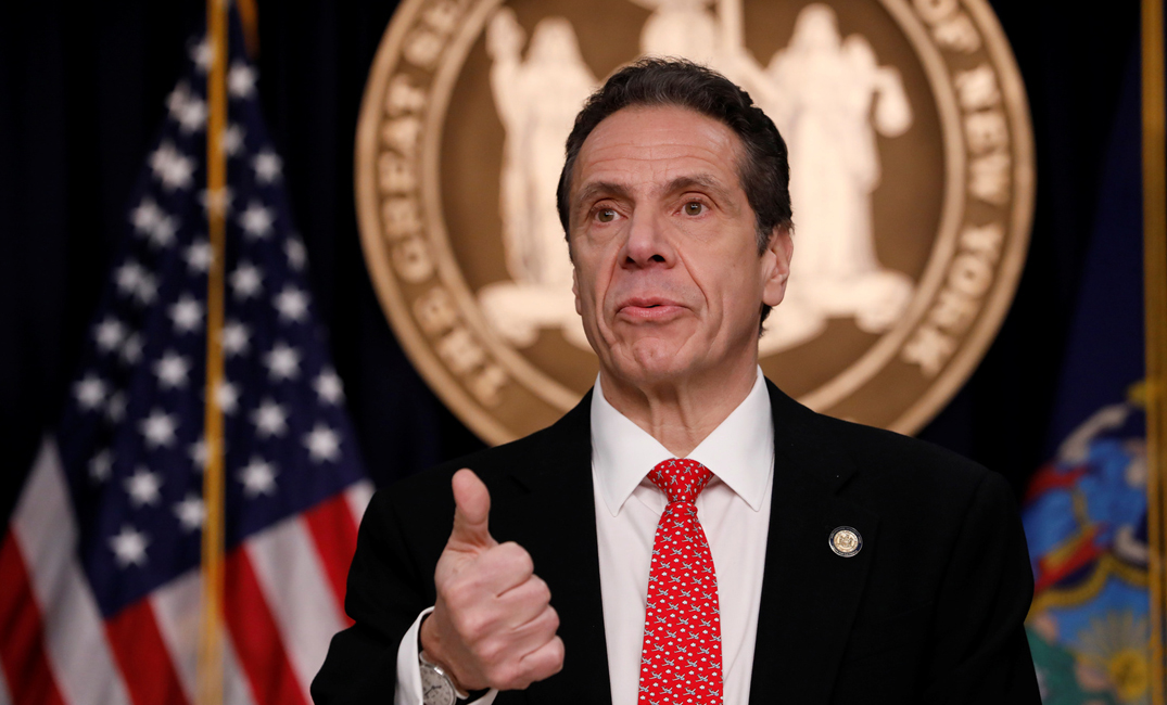 حاكم نيويورك يطالب ترامب بالاعتذار