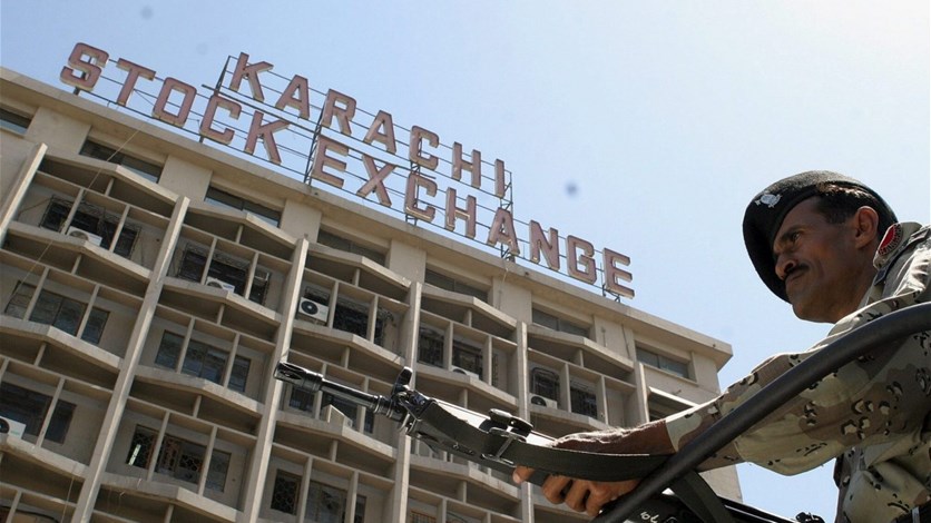 مسلحون يهاجمون بورصة كراتشي وسقوط قتلى