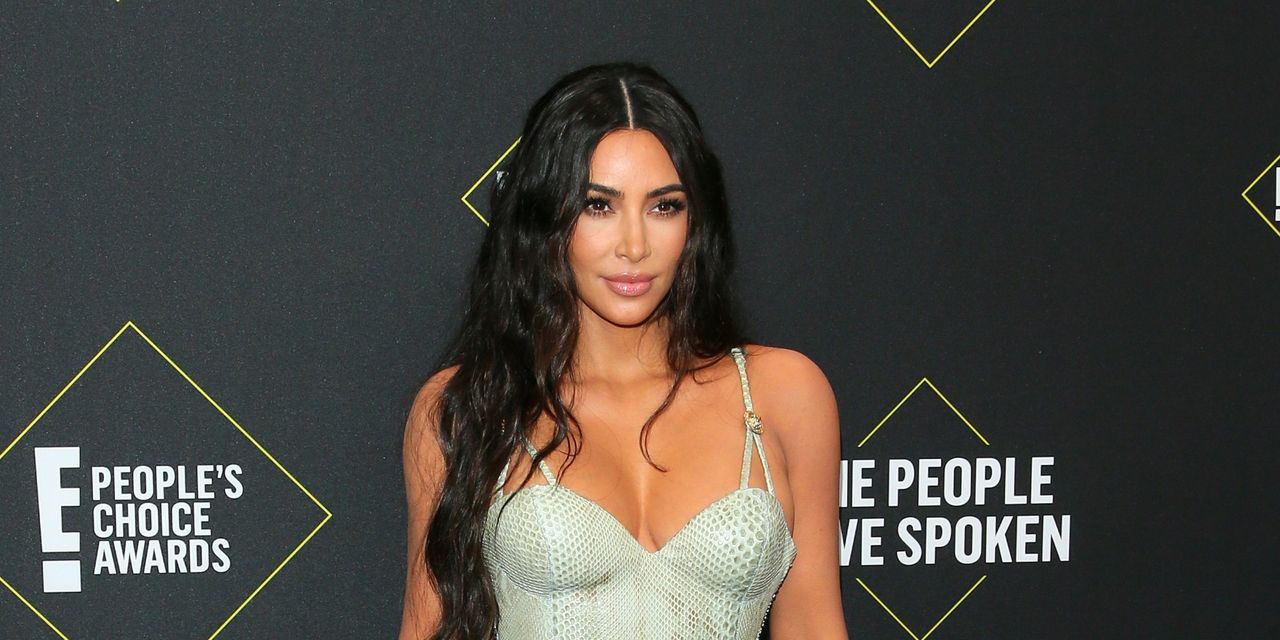 كيم كارداشيان تقود 12 شخصا للمحاكمة