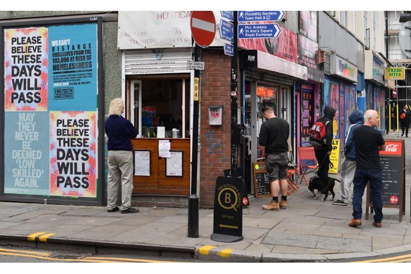 بريطانيا تسمح بإعادة فتح المتاجر اعتبارا من 15 يونيو