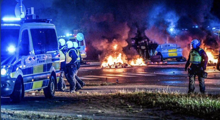 احتجاجات عنيفة في السويد بعد حرق نسخة من القرآن