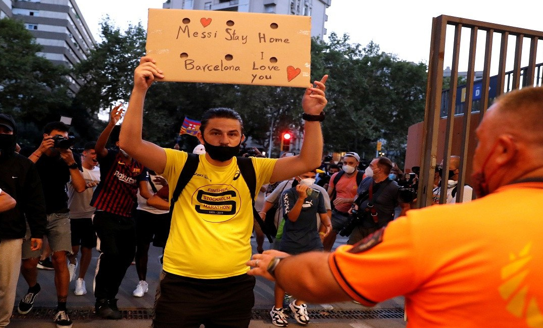 مشجعو برشلونة يقتحمون النادي ويهتفون باسم ميسي
