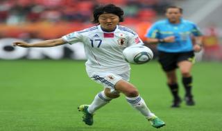 لاعبة كرة قدم يابانية تعلن انضمامها لفريق للرجال