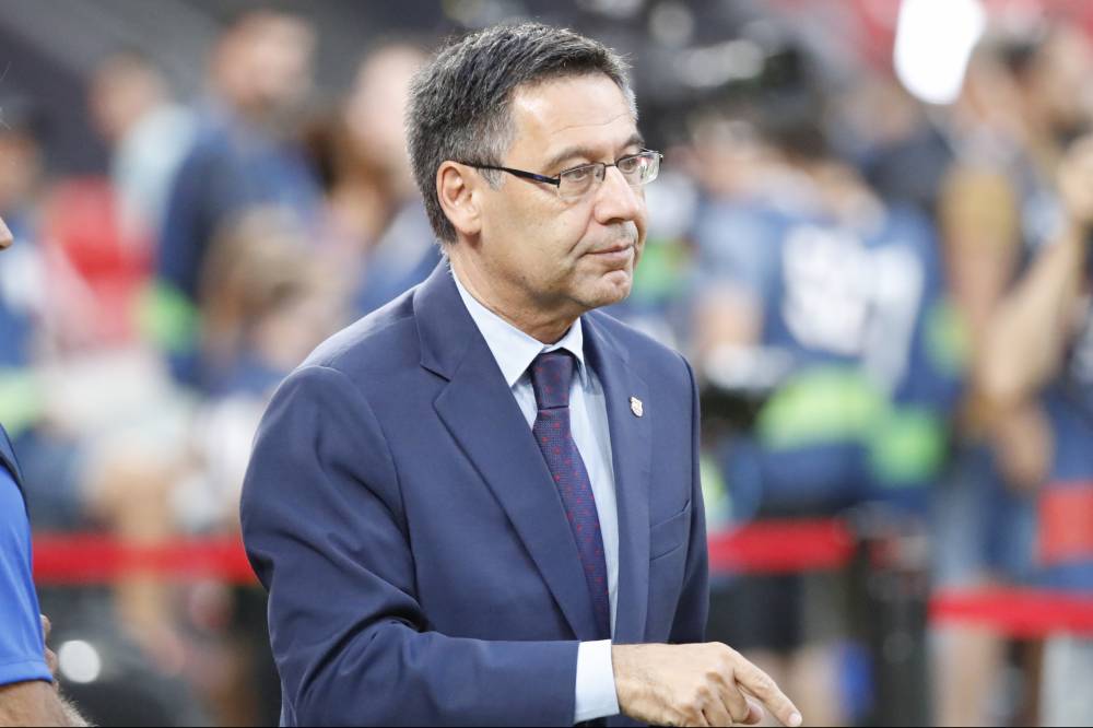 بعد نفيه خبر تقديم استقالته قبل أيام… بارتوميو يتنحى رسميا عن كرسي رئاسة برشلونة الإسباني.