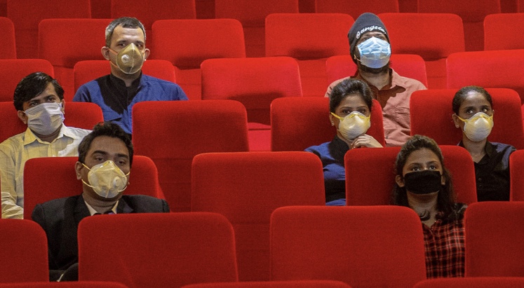 بخلاف دول العالم… بوليود الهند تعيد فتح قاعات السينما