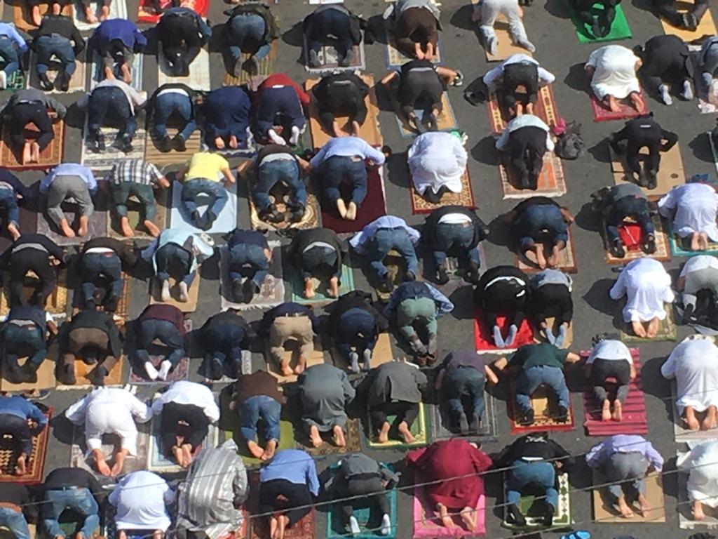 “الجمعة الموعودة”… مساجد مكتنزة