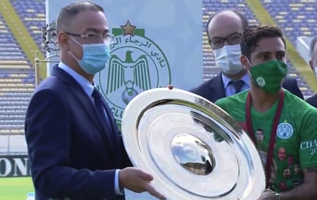 الرجاء الرياضي يتسلم درع البطولة.