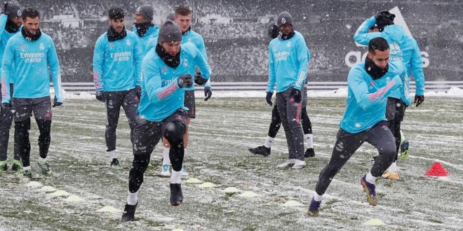Real Madrid train under the snow