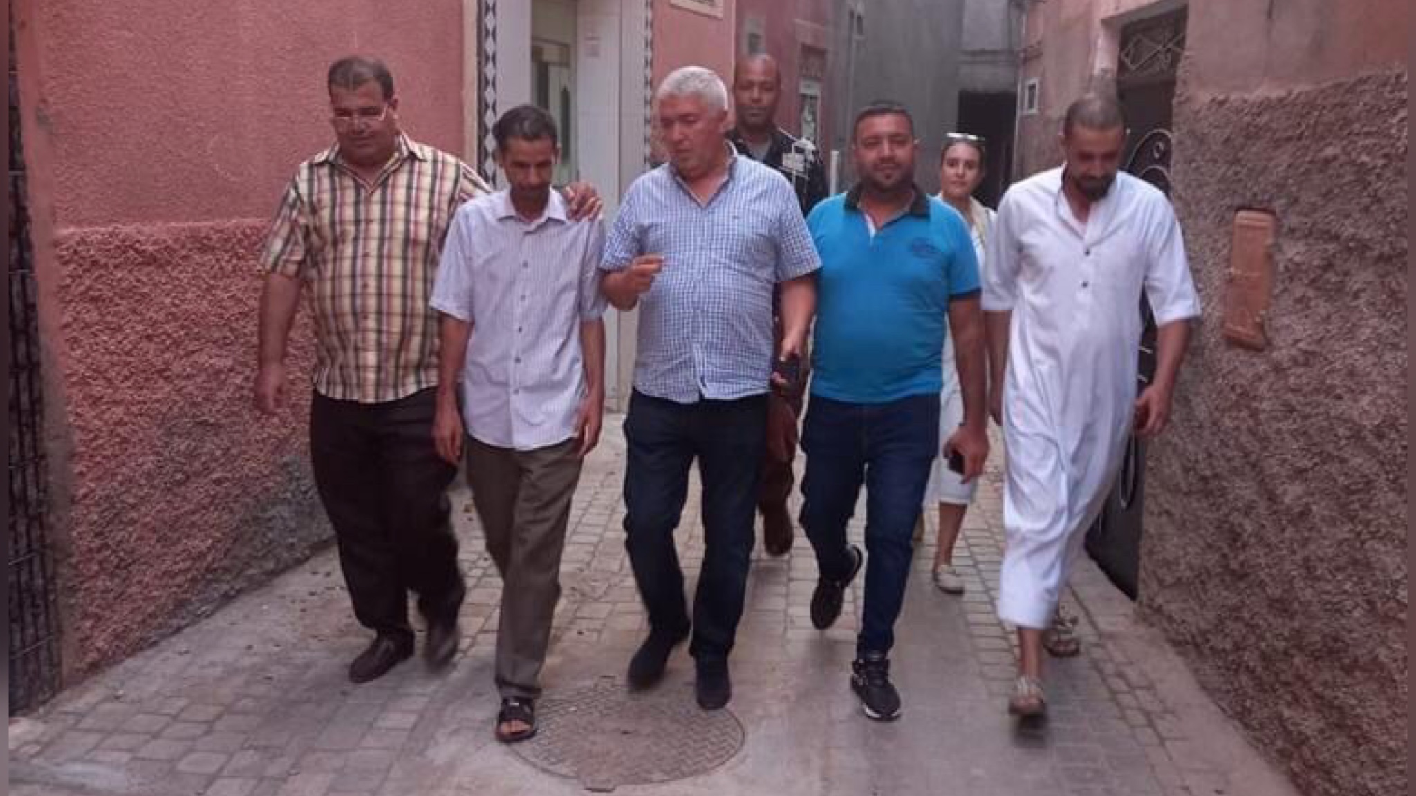 رئيس مقاطعة بمراكش يزور عائلة الطفل المتوفي بحديقة عمومية جراء تعرضه لصعقة كهربائية