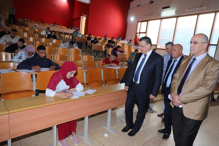 وزير العدل يتفقد مركز الامتحان للانتقاء الأولي لمباراة توظيف الملحقين القضائيين