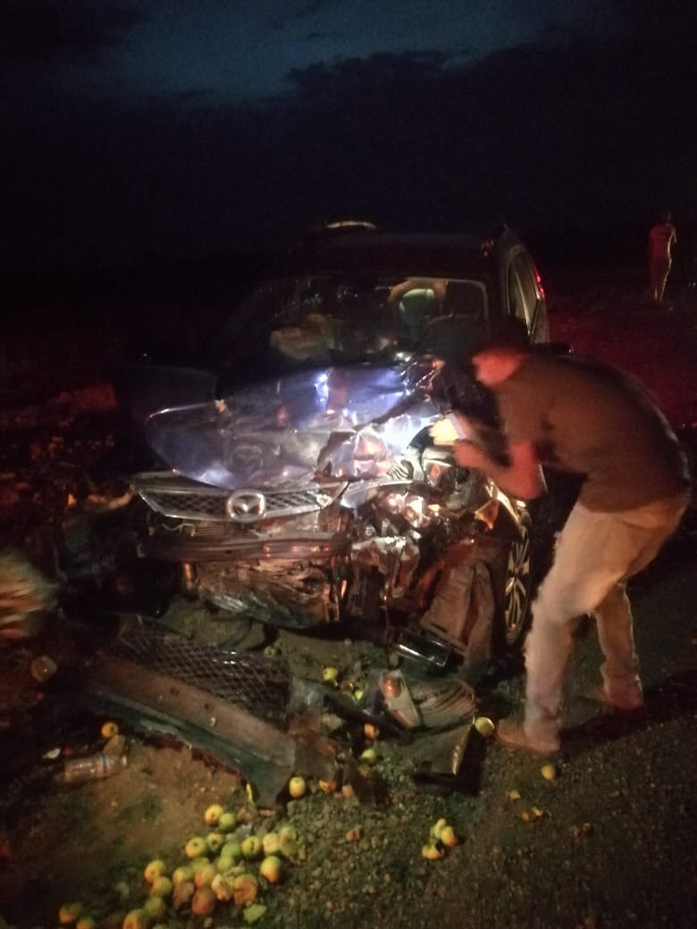 بالصور.. حادثة سير خطيرة بين سيارة وشاحنة بالطريقة الرابطة بين قلعة السراغنة وابن جرير