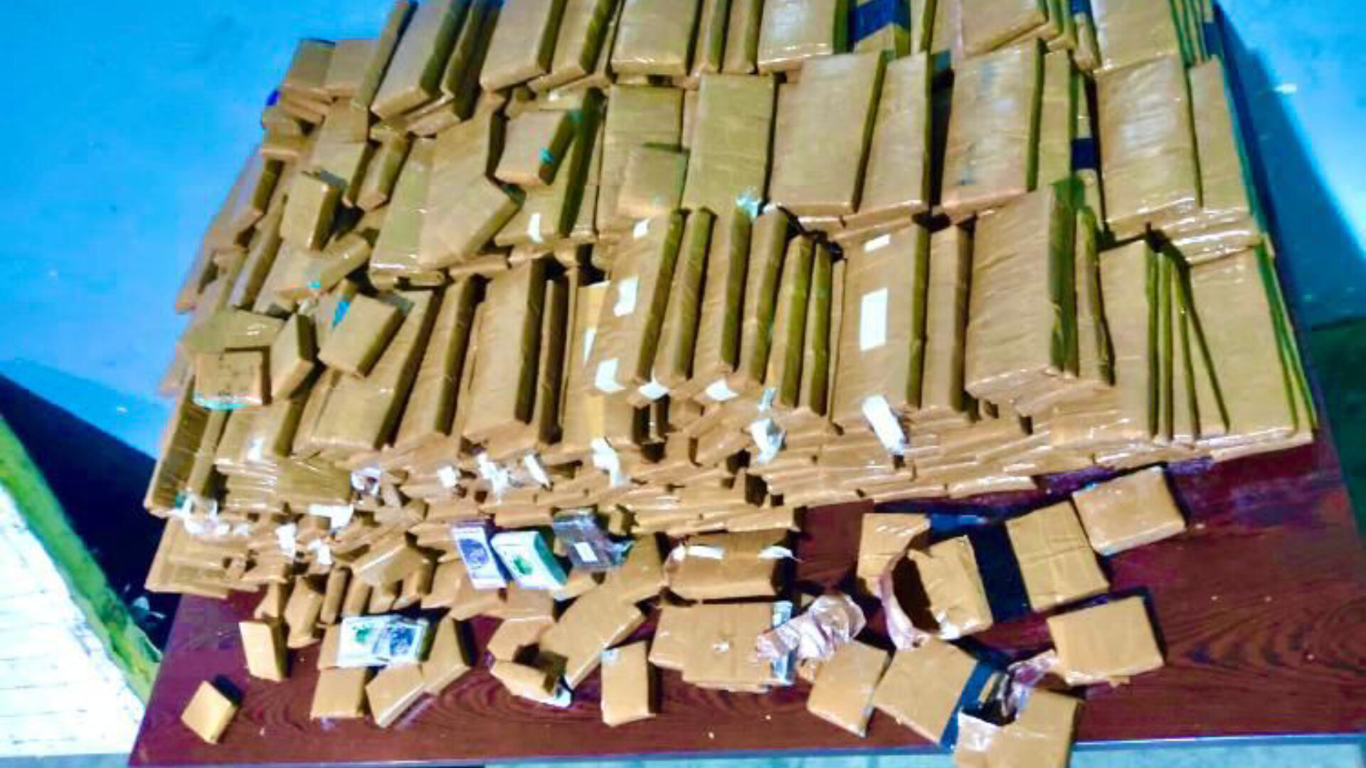  ميناء طنجة المتوسط .. حجز 209 كيلوغرام من مخدر الشيرا كانت محملة على متن شاحنة للنقل الدولي للبضائع