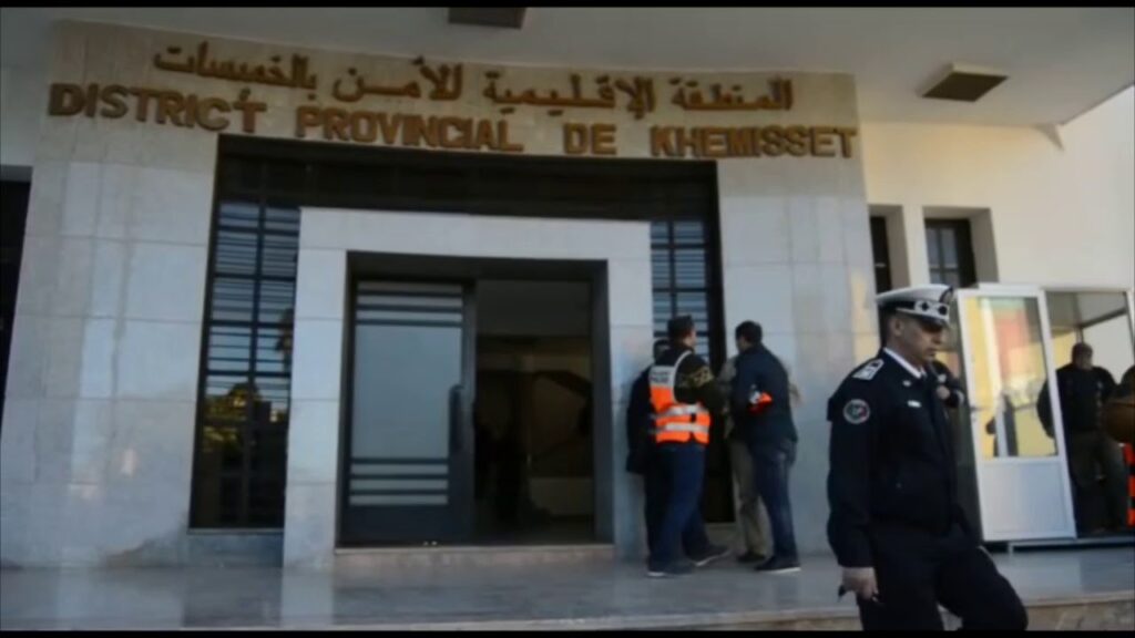  الخميسات .. توقيف مستخدمة بوكالة بنكية تبلغ من العمر 55 سنة  وذلك للاشتباه في تورطها في قضية تتعلق بخيانة الأمانة واختلاس ودائع بنكية