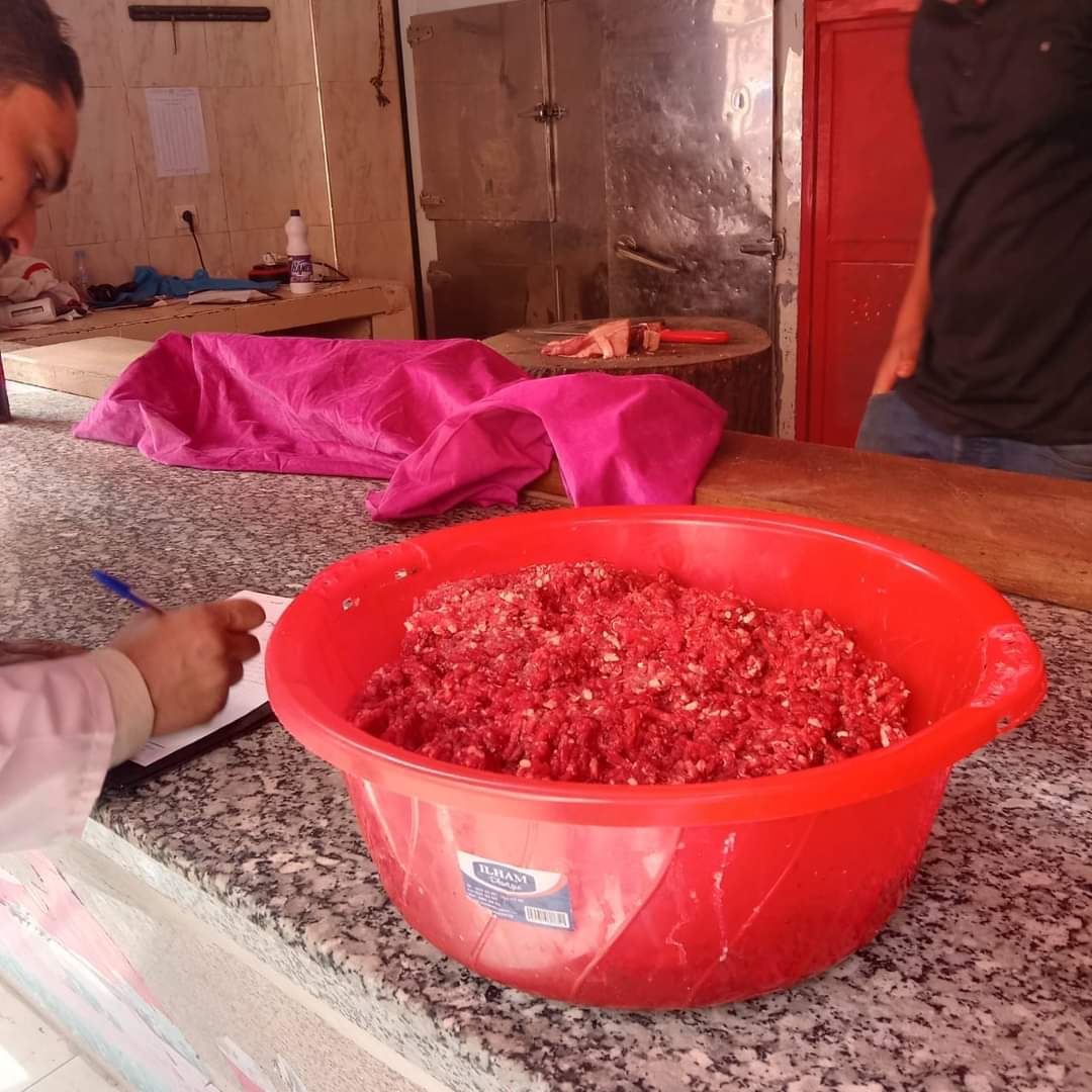 تشديد الرقابة الصحية بمدينة العيون: حملات مكثفة لضمان سلامة الغذاء 3 IMG 20240405 WA0233