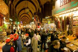 اندلاع حريق كبير في سوق شهير وسط إسطنبول