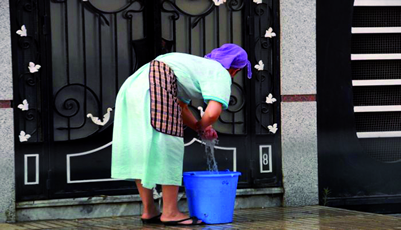 الحكومة تقبل منح العمال المنزليين حقّ الإضراب