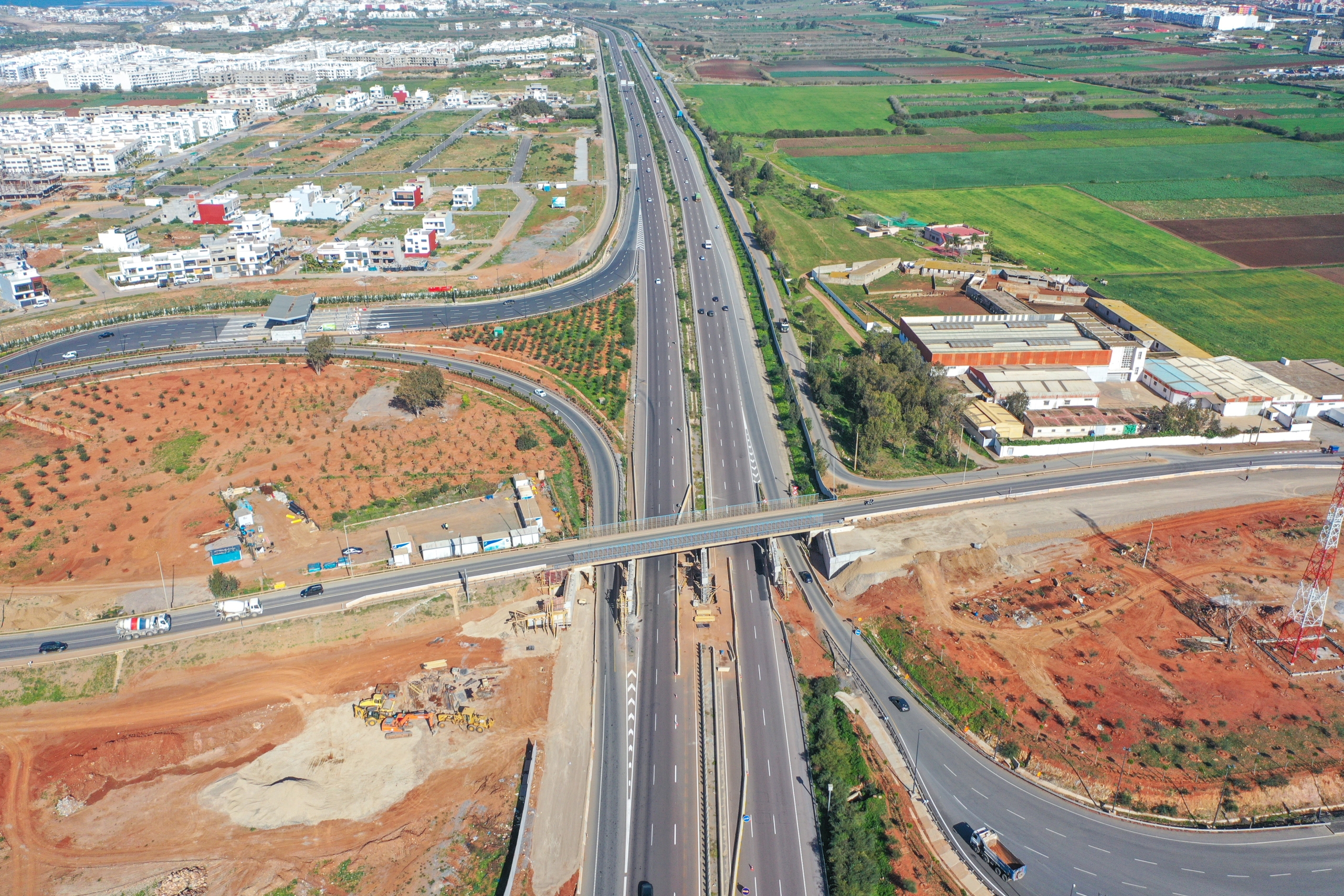 تقدم ملحوظ في إنجاز المقطع الطرقي بين الدار البيضاء والمحمدية