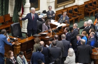 AP25235212676400 696x392 1