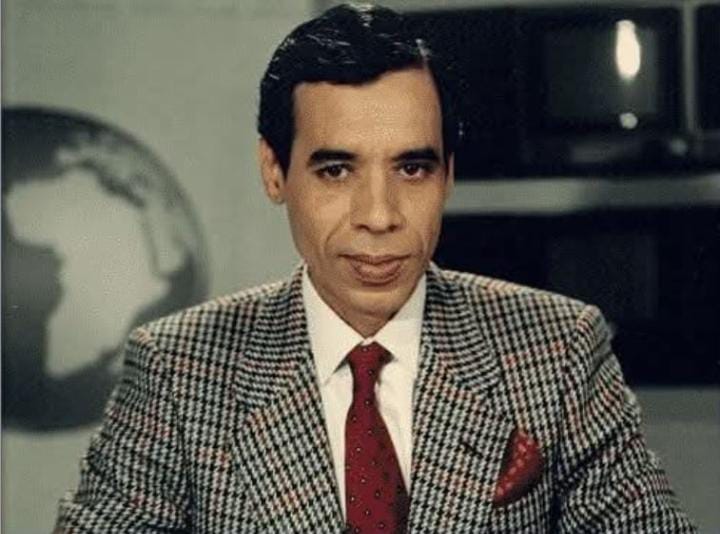 رحيل الإعلامي علي حسن… صوت “سينما الخميس” الذي صنع ذاكرة التلفزيون المغربي
