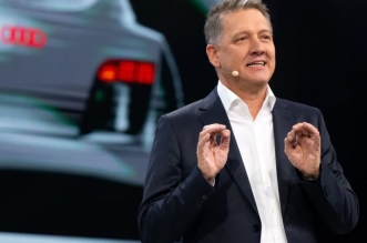 07092025 bayern muenchen gernot doellner vorstandsvorsitzender der audi ag praesentiert waehrend 696x522 1