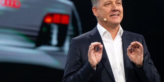 07092025 bayern muenchen gernot doellner vorstandsvorsitzender der audi ag praesentiert waehrend 696x522 1