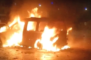 إنزكان.. احتجاجات "جيل زد" تتحول إلى أعمال شغب خطيرة: اقتحام مرجان و وكالة بنكية وإحراق سيارات أمنية 2 IMG 6100