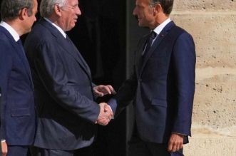 Macron Bayrou 696x392 1