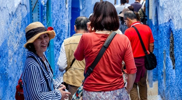 les touristes chinois dans la medina chefchaouen maroc h997kg