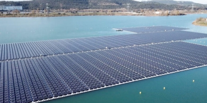 أول محطة شمسية عائمة 780x470 1