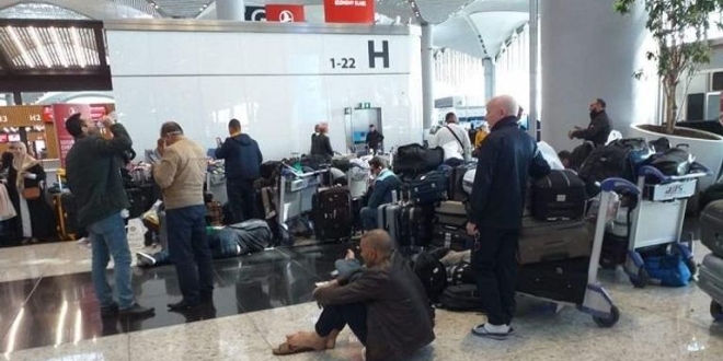 79 185458 algerians istanbul airport corona detention 700x400