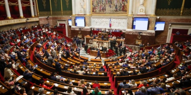 parlement assemblee illustration 1759928436 9d680ab62dd8691780ab62dd875780v 696x392 1