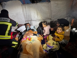 إنقاذ عائلة بإركلاون دائرة أزرو: تدخل بطولي للسلطات وسط ثلوج وبرد قارس 4 WhatsApp Image 2025 12 24 at 22.44.38 1