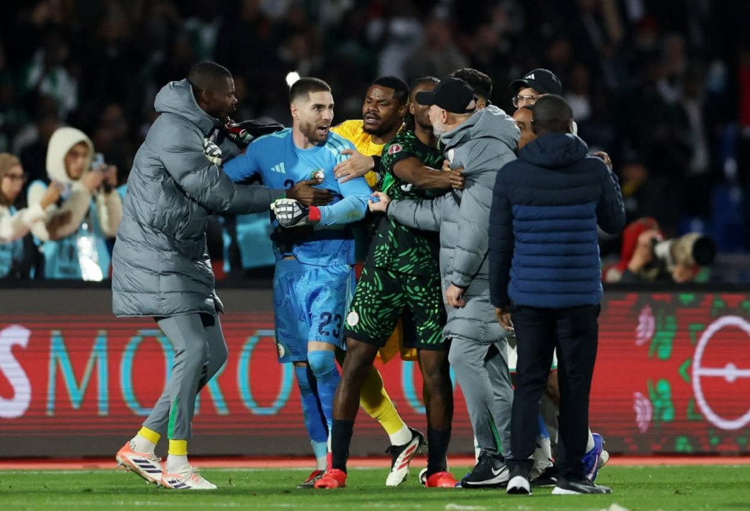 الكاف يفرض عقوبات على المنتخب الجزائري بعد أحداث مباراة ربع النهائي مع نيجيريا 7 الكاف يفرض عقوبات على المنتخب الجزائري بعد أحداث مباراة ربع النهائي مع نيجيريا