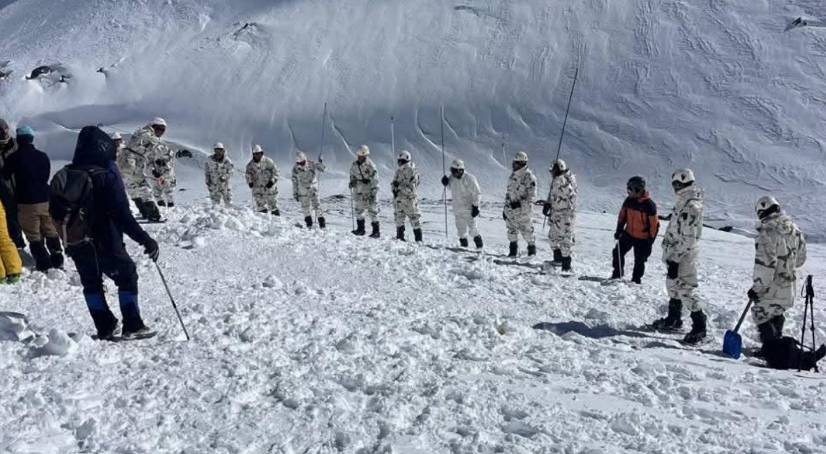 بالصور: رماة الأطلس في مهمة صعبة للبحث عن مفقودين بانهيار ثلجي في توبقال