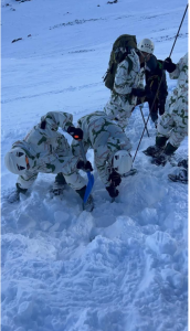 بالصور: رماة الأطلس في مهمة صعبة للبحث عن مفقودين بانهيار ثلجي في توبقال 3 Capture decran 2026 01 21 193250