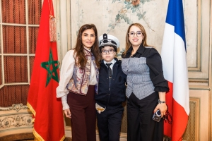 سفارة المغرب في فرنسا تحتفي بالطفل المغربي نزار الطلبي كبطل للصمود 2 WhatsApp Image 2026 02 17 at 13.31.36