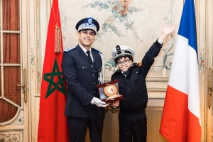 سفارة المغرب في فرنسا تحتفي بالطفل المغربي نزار الطلبي كبطل للصمود 3 WhatsApp Image 2026 02 17 at 13.31.37م