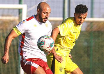 المغرب الفاسي يحسم قمة مؤجلة أمام الوداد ويعتلي صدارة البطولة