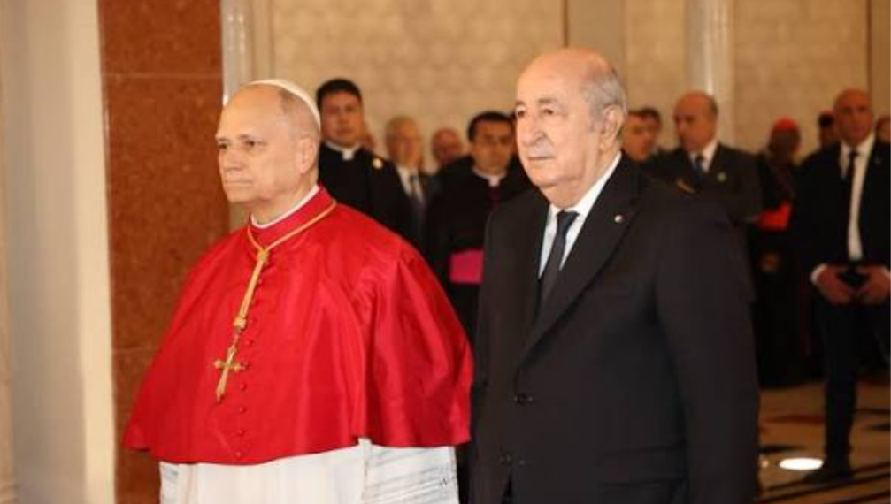 البابا من الجزائر: السلطة تُخدم ولا تهيمن… ورسالة مشفّرة حول الحريات تضع المشهد السياسي تحت المجهر