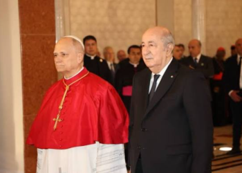 البابا من الجزائر: السلطة تُخدم ولا تهيمن… ورسالة مشفّرة حول الحريات تضع المشهد السياسي تحت المجهر