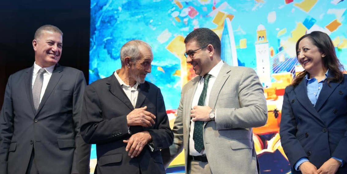 وزير الشباب يكرّم بائع الكتب محمد العزيزي في افتتاح “الرباط عاصمة عالمية للكتاب 2026” 1 وزير الشباب يكرّم بائع الكتب محمد العزيزي في افتتاح “الرباط عاصمة عالمية للكتاب 2026”