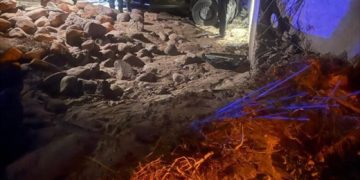 حادث مأساوي بورزازات: وفاة زوجين وإصابة طفلتهما بعد سقوط سيارتهم في ورش قنطرة مهجور