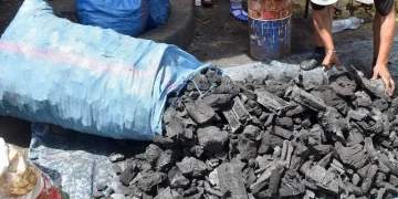 ارتفاع أسعار الفحم بالدار البيضاء بسبب ندرة الخشب واقتراب عيد الأضحى