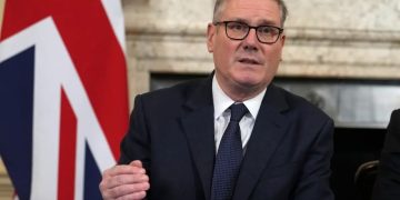 ستارمر: بريطانيا لن تنجر إلى حرب مع إيران وتدعو لإعادة فتح مضيق هرمز